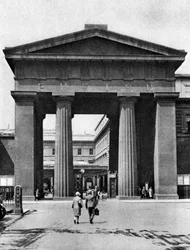 Dórský oblouk vedoucí na nádraží Euston, Londýn, 1926-1927.