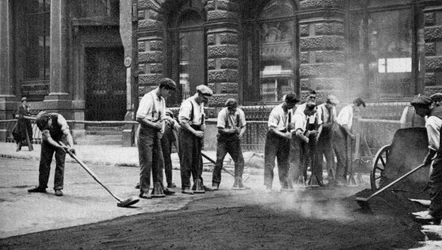 Dělníci, kteří kladou dehet a asfalt v Cornhill, Londýn, 1926-1927