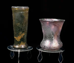 Barbarská civilizace: skleněné poháry z merovejského období. 6.-7. století. Štrasburk, Archeologické muzeum Palais Rohan