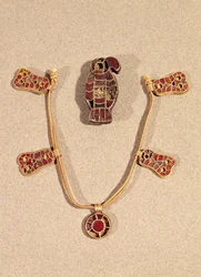 Brož a náhrdelník ve tvaru orla, 4.-6. století (zlato & cloisonne smalt)