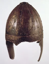 Přilba z Vézeronce (měď a železo)