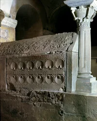 Merovejské umění: kenotaf abatyše Theodechildy (nebo Telchide) (zemřel 662 n. l.). Kamenný pohřební pomník. Opatství Jouarre (Seine a Marne)