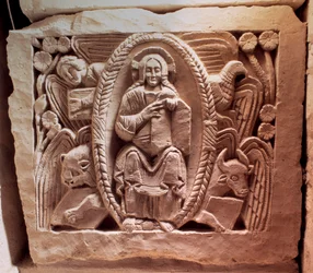 Merovejské umění: tetramorfní Kristus. Dolní reliéf hrobky Agilberta, pařížského biskupa, 7. století. Kamenný pohřební monument. Opatství Jouarre, Seine-et-Marne.