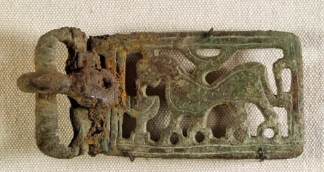 Merovejské umění: opasková přezka zobrazující fantastické zvíře. Galie, 6. století. Národní archeologické muzeum, Saint-Germain-en-Laye
