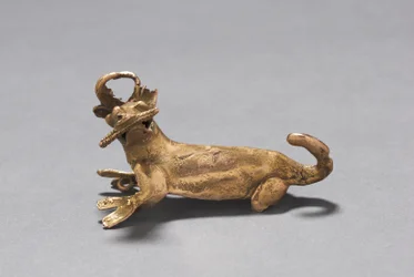 Přívěsek s jelenem pojídajícím kukuřici, c. 1000-1550 (lité zlato)
