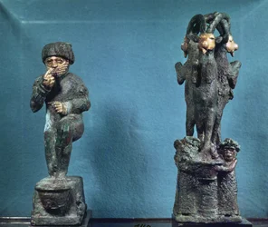 Hammurabi se modlí před posvátným stromem a posvátným stromem vytvořeným ze tří koz, z Larsy, jižní Mezopotámie, cca 1750 př. n. l. (bronz a zlato)