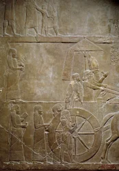 Mesopotamia: Elamova kampaň: Assurbanipal na svém tanku a elamští zajatci. Nízký reliéf v albastru z paláce krále Assurbanipala (nebo Ashurbanipal) (668-627 př.nl). 645 před naším letopočtem. Z Ninive. Paříž, muzeum Louvre