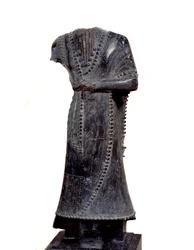 Mezopotámie: acefální soška ve steatitu Idi-Ilum, guvernéra Mari, zasvěcená bohyni Ishtar. 1800 před naším letopočtem cca. Ne 0,41 m Paříž, muzeum Louvre