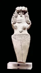 Mezopotámské umění: Nahá žena. Terakota, 2. tisíciletí př. n. l. (kolem roku 2000 př. n. l.). Z Tell Asmaru (Ešnunna v Mezopotámii). Rozměry: 0,106 x 0,045 x 0,018 m. Paříž, muzeum Louvre