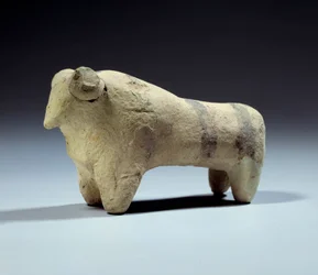 Medopotamie: terakotová soška býka s malovanými proužky. Obeid období (5000-4000 př.nl) 4700-4200 př.nl. Paříž, muzeum Louvre