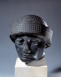 Mezopotámie: hlava v dioritu bez nápisu Gudea, guvernér města Lagash. Kolem roku 2120 před naším letopočtem. Novosumerské období (asi 2150-2000 př. Kr.). Paříž, muzeum Louvre