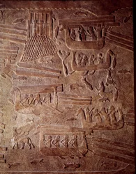 Mezopotámie: námořní scéna představující přepravu dřeva do Libanonu. Detail albastra s nízkým reliéfem z Khorsabad (Khunsabad). Regne ze Sargonu II. 710 před naším letopočtem. Paříž, muzeum Louvre