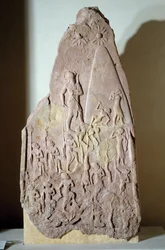 Mezopotámie: stéla z červeného pískovce vítězství Narám-Sína. Akkadské období (kolem 2350-2200 př. n. l.). Z Akkadu. Paříž, muzeum Louvre