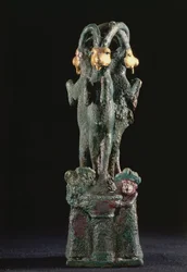 Posvátný strom vytvořený ze tří koz, z Larsy, jižní Mezopotámie, kolem roku 1750 př.nl (bronz a zlato)