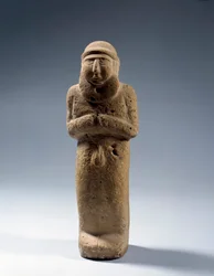 Mezopotámie: vápencová socha nahého kněze-krále. Období Uruku. 3200 př. n. l. Paříž, muzeum Louvre