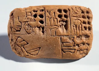 Mezopotámie: nepálená hliněná tabulka s klínopisným nápisem. Oblast Sumeru. 3300 př. n. l. Paříž, Musée du Louvre