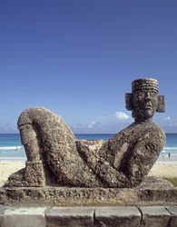 Kopie sochy Chac-Moola z Chichén Itzá na Yucatánu, kolem roku 987-1185 př. n. l.