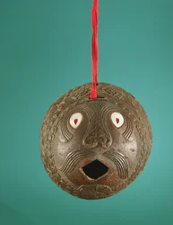 Vyřezávaná banka, konec 19. století (kokosový ořech)