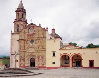 Fasáda františkánského misijního kostela svatého Jakuba v Jalpanu, 1751-58