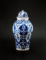 Talavera džbán, konec 19. století (malovaná a glazovaná kamenina)