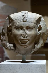Hlava krále, možná Seankhkare Mentuhotep III, cca 2000–1988 př. n. l. (vápenec)
