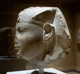 Hlava krále, možná Seankhkare Mentuhotep III, cca 2000–1988 př. n. l. (vápenec)