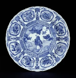 Modrobílý kraakový talíř malovaný Li Tieguai překračující moře na dvojité tykvi, období Wanli, 1594-1610 (porcelán)