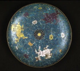Deska v mědi a cloisonne smaltu, období Ming (1368 - 1644).