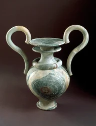 Minojské umění: váza uctívání v mramoru. 1450 před naším letopočtem. Z lustrální pánve Zakros, Kréta Dim. 79 cm Heraklion, národní archeologické muzeum - minojské umění: kultovní amfora s volutovými držadly z žilkovaného mramoru, z lustrální pánve v Zakros