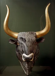 Minojské umění: rhyton v podobě býčí hlavy, obřadní nádoba se zlatým rohem, z Malého paláce v Knóssu na Krétě, 1550-1500 př. n. l. Heraklion, Archeologické muzeum