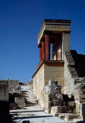 Minojské umění: pohled na severní vchod do paláce krále Minose v Cnossos (Knossos). 1600-1400 před naším letopočtem. Kréta