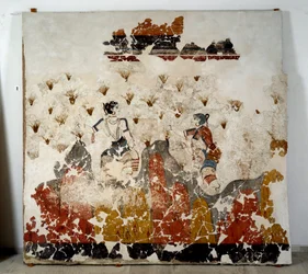 Mínojská civilizace: ženy sbírající šafrán. Freska z očistné nádrže Xeste 3 v Akrotiri (Thera) na Santorini. Rozměry 244x266 cm, 16. století př. n. l. Santorini, Sbírka fresek z Akrotiri na Theře