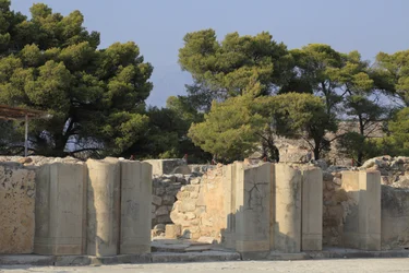 Minojské archeologické naleziště Phaistos. Brána severního křídla ústící z centrálního dvora. Severní křídlo je nejdůležitějším křídlem paláce, protože se v něm věří, že v něm sídlily „“královské apartmány“. Brána vedoucí do komplexu „