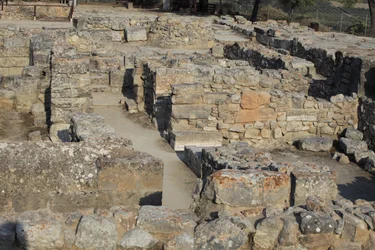 Minojské archeologické naleziště Phaistos. Pohled na severovýchodní komplex. Komplex čtyř pokojů přímo sousedících se starým palácem. Tyto místnosti sloužily k uložení cenných rituálních nádob. Byl nalezen slavný „“ disk Phaistos“ s hieroglyfickým písmem h
