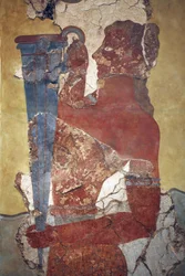 Mínojské umění. „Nosič poháru“, postava z fresky Průvod. Původní rekonstrukce z několika málo fragmentů nalezených A. Evansem na archeologickém nalezišti Knóssos, nyní vystavených v Archeologickém muzeu v Heraklionu. Zobrazuje mladého muže s dlouhými