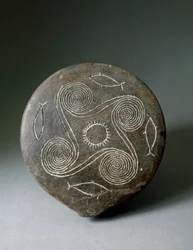 Mínojské umění: kruhový terakotový disk z Naxu. Mínojská civilizace. 2400-2000 př. n. l. Athény, Národní archeologické muzeum