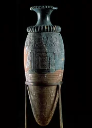 Mínojské umění: rhyton neboli rython, kultovní nádoba ze zeleného kamene. Ze Zakrosu na Krétě. Archeologické muzeum v Irakliu