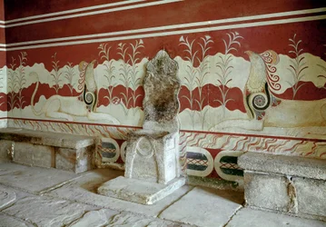 Minojská civilizace: pohled na trůnní sál paláce krále Mínóa v Knóssu na Krétě v Řecku