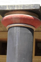 Mínojské archeologické naleziště Knóssos. Detail sloupu sálu dvojitých seker a královnina megaronu v paláci krále Mínóa. Knóssos, Kréta.