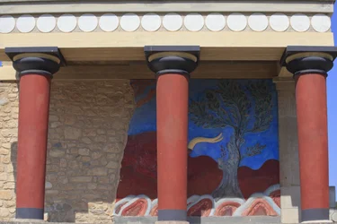 Minoen archeologické naleziště Knossos. Severní vchod, Síň severního pilíře. Bastion zrekonstruovaný Arthurem Evansem, kam umístil kopii zrestaurované reliéfní fresky býka. Knossos, Kréta.