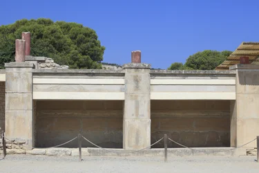 Minoen archeologické naleziště Knossos. Západní křídlo; Aera nazvaná „Tripartitní svatyně“ od A. Evanse. Uvnitř svatyně bylo nalezeno mnoho náboženských předmětů, jako jsou hliněné destičky nebo otisk hliněných pečetí, které mohou souviset s archivem svaty
