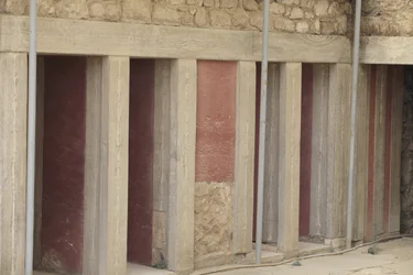 Minoen archeologické naleziště Knossos. Západní křídlo vedle „“tripartitní svatyně““. Místnost se dvěma velkými obdélníkovými sklady zapuštěnými do podlahy. Byly plné hliněných váz a cenných obcí, mezi nimiž byly slavné sošky představující „Hada