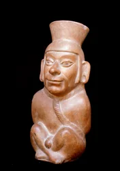 Předkolumbovské umění, kultura Močiků (Moche, Mochica): antropomorfní terakotová láhev zobrazující zajatce před obětováním (má kolem krku provaz a ruce svázané za zády). 200 př. n. l.-700 n. l. Lima, Národní antropologické muzeum