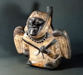 Předkolumbovské umění, kultura Mochica (Moche): nádoba antropomorfního tvaru znázorňující okřídleného muže. 100 př. n. l.-800 n. l. Lima, Národní muzeum antropologie a archeologie, Peru