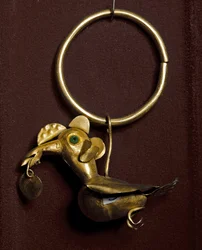 Předkolumbovské umění, kultura Mochica (Ugly, monchique): náušnice s ptákem ve zlatě. 200-500 apres JC Private Collection