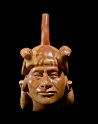 Předkolumbovské umění, civilizace Moche (Mochica): antropomorfní váza zobrazující tvář vůdce. 200 př. n. l.-700 n. l. Lima, Národní muzeum antropologie a archeologie, Peru