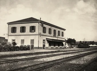 ‚Building an Empire‘ ve fašistickém věku: Železniční stanice Asmara, 09.05.1936 (černobílá fotografie)