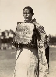 „Budování říše“ ve fašistickém věku: habešský kněz nesoucí knihu evangelií, 9.5.1936 (černobílá fotografie)