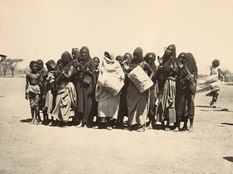 Budování říše v době fašismu: pestrá skupina muslimských žen, 09/05/1936 (čb foto)