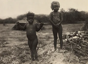 „Budování říše“ ve fašistickém věku: dvě děti z kmene Habab, 9. 5. 1936 (černobílá fotografie)